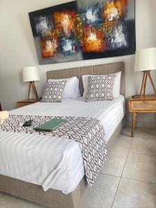 Postel nebo postele na pokoji v ubytování Canggu - Pererenan Guesthouse " aBaliHouse "