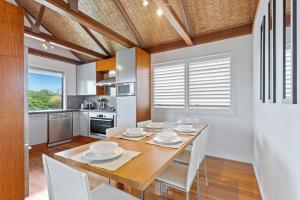 Η κουζίνα ή μικρή κουζίνα στο Beachfront 3-Bed with Private Pool & Fireplace