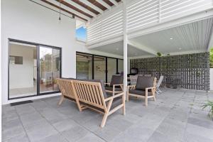 Αίθριο ή υπαίθριος χώρος στο Beachfront 3-Bed with Private Pool & Fireplace