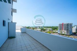 Parveke tai terassi majoituspaikassa Zen at Mitchell - Unique 2-BR Rooftop Apt in CBD