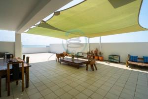 Parveke tai terassi majoituspaikassa Zen at Mitchell - Unique 2-BR Rooftop Apt in CBD