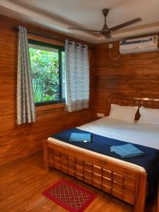 Säng eller sängar i ett rum på Nasya's Beach Side Cottages