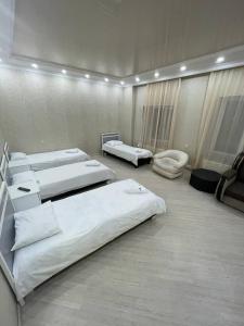 ギュムリにあるOlympic Hotelのベッド4台が備わる客室で、