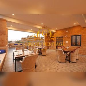 een restaurant met tafels en stoelen in een kamer bij Hotel Grand Heritage Jaisalmer in Jaisalmer