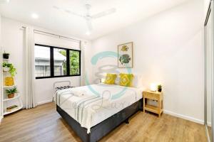 1 dormitorio con cama y ventana en Zen Cityscape 3BR House at Mitchell Street en Larrakeyah