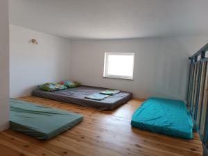 twee bedden in een kamer met een raam bij בריזה במדבר in Idan