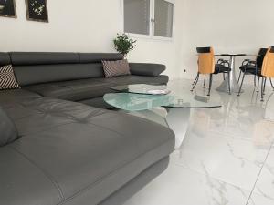 a living room with a couch and a glass table at Attika Loft Wohnung 3.5 Zi. 110m2 Neu Bau in Obergösgen