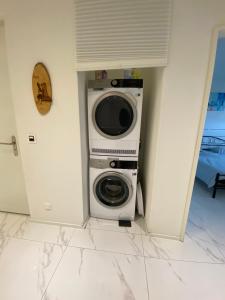 a washer and dryer in a corner of a room at Attika Loft Wohnung 3.5 Zi. 110m2 Neu Bau in Obergösgen