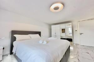 Letto o letti in una camera di Yellow View Apartment - Happy Rentals