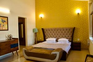 1 dormitorio con cama y sofá en Aarohan Cottage By Ganga Kripa en Rishīkesh