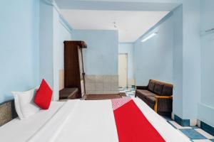 מיטה או מיטות בחדר ב-OYO Hotel Crown Continental