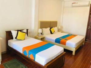 2 camas en una habitación con 2 camas sidx sidx sidx sidx sidx sidx en Star Light Villa en Unawatuna