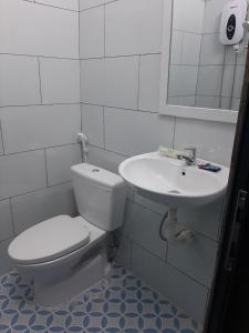 y baño con aseo y lavamanos. en Motel KIM PHÁT LUXURY - Núi Cấm, 