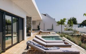 un patio con sedie a sdraio e una piscina di Private pool with prime location Oraio Meros a Paleros