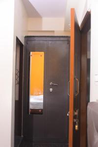 シモガにあるShiva Deluxe Lodgeの- 鏡付きの黒いロッカー(客室内)