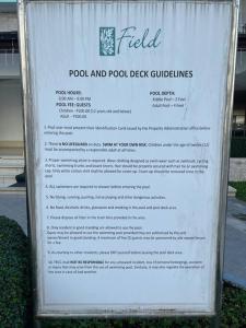 um sinal para um estabelecimento com piscina e deque de piscina em Staycation in the South (Near Manila Airport) em Manila