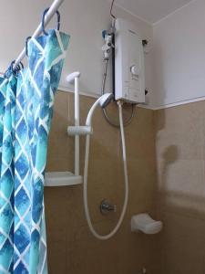 um chuveiro na casa de banho com uma cortina de chuveiro em Staycation in the South (Near Manila Airport) em Manila