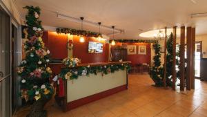 eine Lobby mit Weihnachtsdekorationen an den Wänden in der Unterkunft RedDoorz Premium at Anisabel Suites Davao City in Davao City