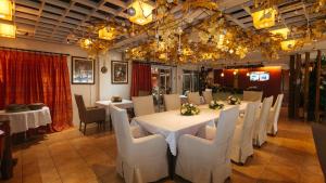 Restaurace v ubytování RedDoorz Premium at Anisabel Suites Davao City