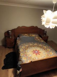 プールスにあるThe best known village of Belgiumのベッドルーム1室(花の咲く毛布付きのベッド1台付)
