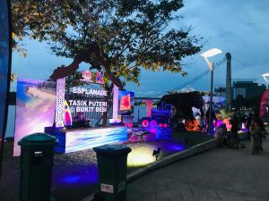 um palco com um sinal que diz exitinger mercado viking e festival buffet em Ailyah homestay em Putrajaya