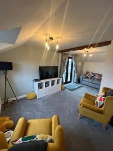 TV a/nebo společenská místnost v ubytování Oaklodge House + 98 fotografií