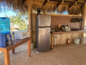 La cocina está equipada con nevera, microondas y encimera. en Camper with A/C - Glamping 3 Idiomas, en El Sargento