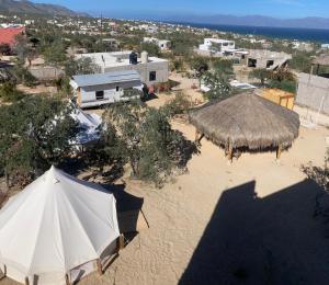 una vista aérea de una playa con una tienda y un edificio en Camper with A/C - Glamping 3 Idiomas, en El Sargento