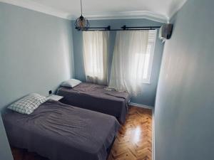 Zimmer mit 2 Betten und einem Fenster in der Unterkunft Luxury PentHouse İn Antalya in Antalya