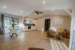 un salon avec un canapé et une table dans l'établissement Kookaburra Cottage, à North Arm