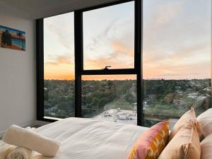 Postel nebo postele na pokoji v ubytování Sunset view 2B2B apt Box Hill w Parking+Gym+BBQ