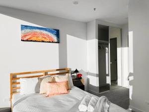 Postel nebo postele na pokoji v ubytování Sunset view 2B2B apt Box Hill w Parking+Gym+BBQ