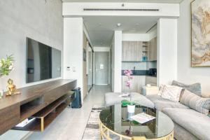 - un salon avec un canapé et une table dans l'établissement Fully Equipped Cozy Studio in the heart of JVC, à Dubaï