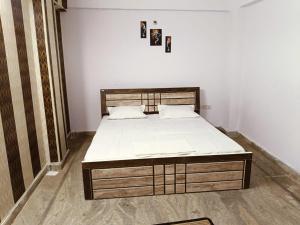 sypialnia z dużym łóżkiem w pokoju w obiekcie Kshitijshomestay w mieście Lucknow