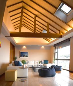 Posezení v ubytování Ocean View Luxury Beach House - Enjoy Sakura, Beach and BBQ!