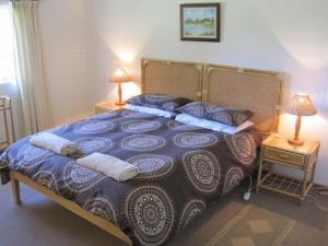Un pat sau paturi într-o cameră la Klondyke Cherry Farm