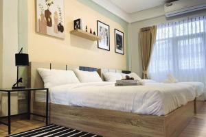 una camera da letto con un grande letto con lenzuola bianche di RB5: PrivateHouse 8pax,chatuchak,mrt,jodd fair a Ban Zong Katiam