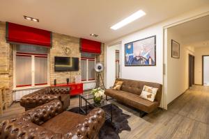 Deluxe Central Elizabeth Residence w/ 4BEDRM, 2BATHRM, 1LVNGRM 1073 Budapest, 26 Erzsébet körút kép - 2