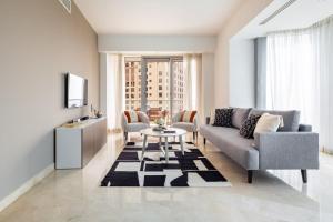 een woonkamer met een bank en een tafel bij Frank Porter - Trident Grand in Dubai