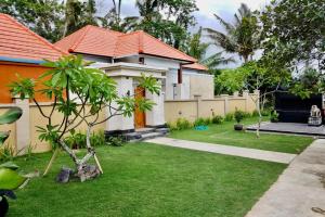 une cour avec une maison dotée d'une pelouse sidx sidx sidx dans l'établissement Serene Picturesque Villa Near Monkey Forest, à Mambat