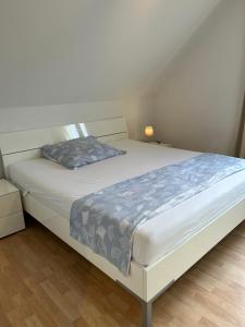 Bett in einem Zimmer mit weißem Bettgitter in der Unterkunft Moderne 3 Zimmer Wohnung in Heiligenhaus in Heiligenhaus