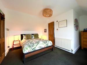 1 dormitorio con 1 cama en una habitación en Trossachs Barn & Cabin en Port of Menteith