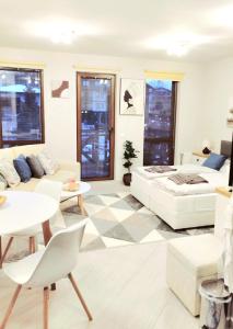 una sala de estar con un sofá y una cama en Spacious luxury studio with mountain view - SPA available, en Bansko