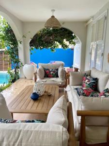 Posezení v ubytování Luxueuse Villa - Jardin - Piscine - Jacuzzi - 3min du lagon