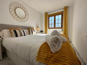 Un dormitorio con una cama con una toalla encima. en Mirador de Sierra Nevada, en Güéjar-Sierra