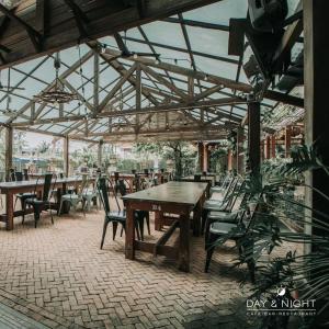 Restorāns vai citas vietas, kur ieturēt maltīti, naktsmītnē Nipa Garden Hotel