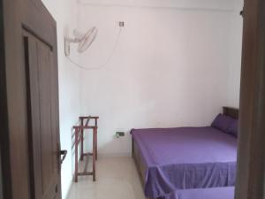 Cette petite chambre comprend un lit et une échelle. dans l'établissement Astral Residence, à Anurâdhapura