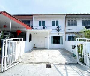a white house with a gate and a driveway at Modern Cozy House 4 ROOM 10pax@Bukit Mertajam in Bukit Mertajam