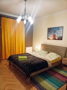 1 dormitorio con cama y cortina amarilla en Dex, en Cracovia