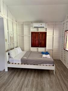 um quarto com uma cama grande num quarto em Beautiful home in Had Salad em Salad Beach